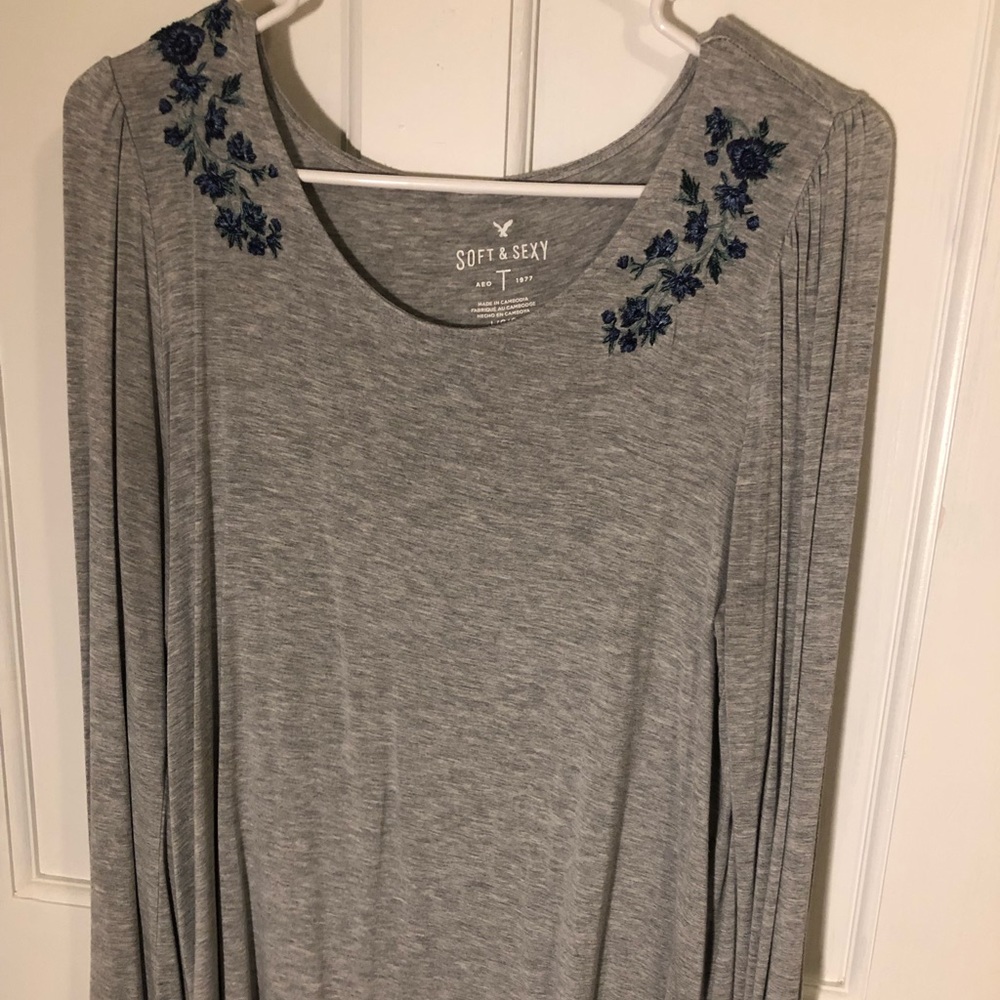 Longsleeve shirt with floral pattern on shoulders